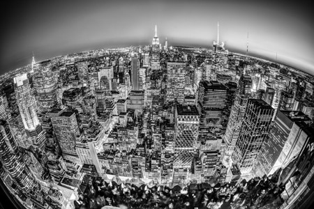 曼哈顿市中心天际线有开明的帝国大厦和黄昏的摩天大楼从观察甲板上看到图片