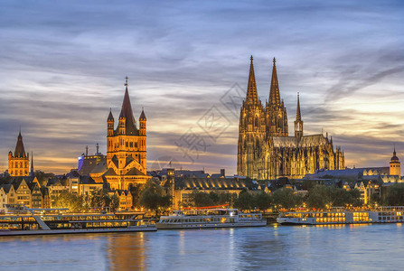 从德国莱茵河到科隆历史中心夜里图片