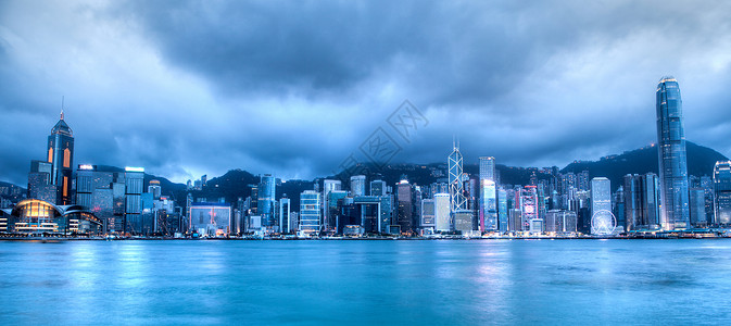 在日落后的蓝色小时拍摄的维多利亚港香天际线的广角视图图片