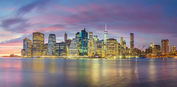 全景美国纽约市著名曼哈顿天际线的图片