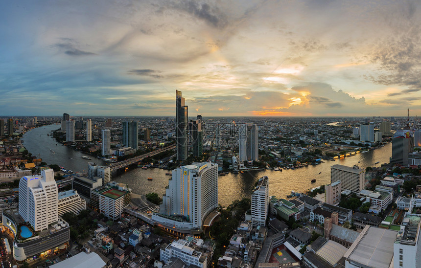 曼谷城市景观和湄南河与日落全景图片