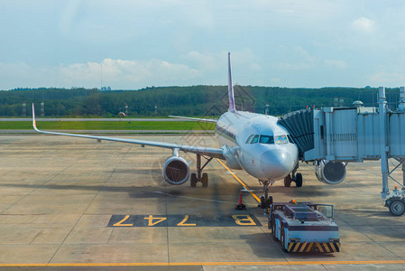 客运机安排乘客通过机场的图片