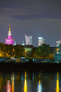 波兰华沙城市景观在夜间背景图片