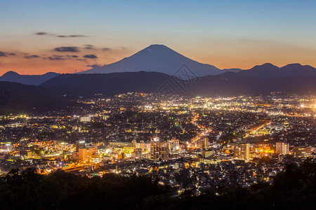 秋季日落时分与富士山的秦野市夜景图片