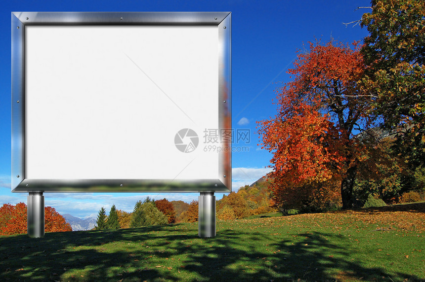 山地风景大树的灰色铬广告牌上贴有图片