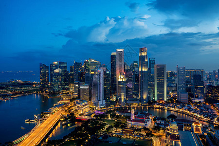 新加坡商业区天线晚上在新加坡的玛丽娜湾Marin图片