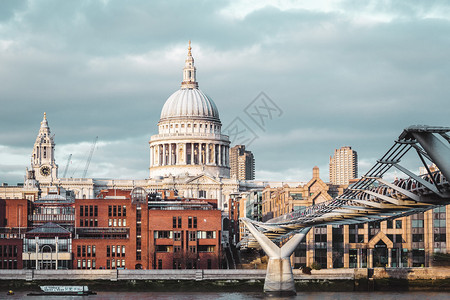 英国伦敦千年大桥附近建筑物照片E图片