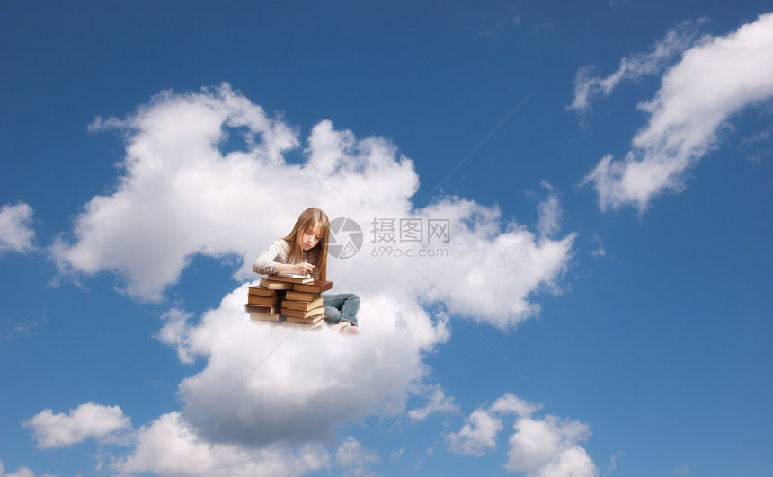 坐在云上写字的小女孩图片