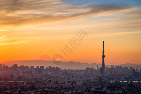 东京城市景观与日落时分的富士山图片