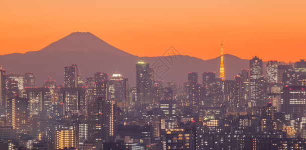 东京城市景观与东京塔和日落时分的富士山图片