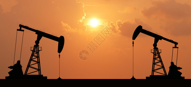 用于设计的日落背景中石油的泵钻机图片