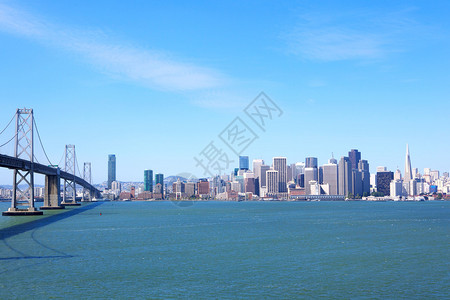 旧金山天际线和美国海湾大桥图片