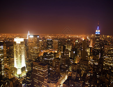 纽约市天际线全景在晚上图片