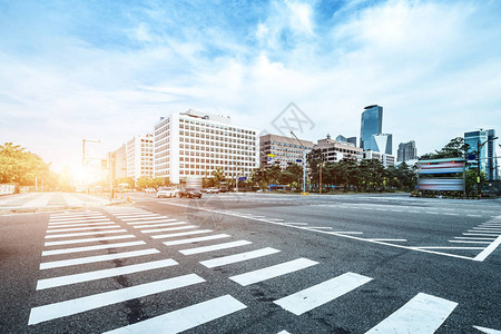 空荡的道路上云天的首尔现代写字楼图片