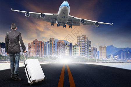 背着行李的年轻人站在城市风景和空中飞行的客机上用于人们旅行和飞机图片