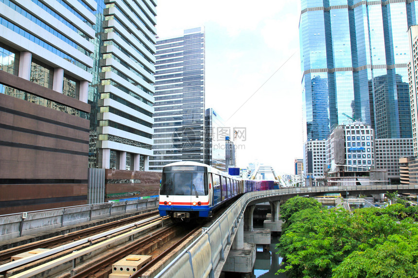 曼谷的空中列车与商业大楼图片