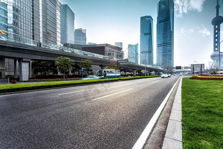 城市道路与现代城市天际线图片