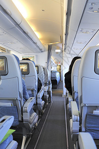 坐在飞机座椅上旅游舱乘客的旅客图片