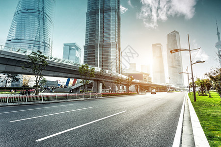 城市道路与现代城市天际线图片