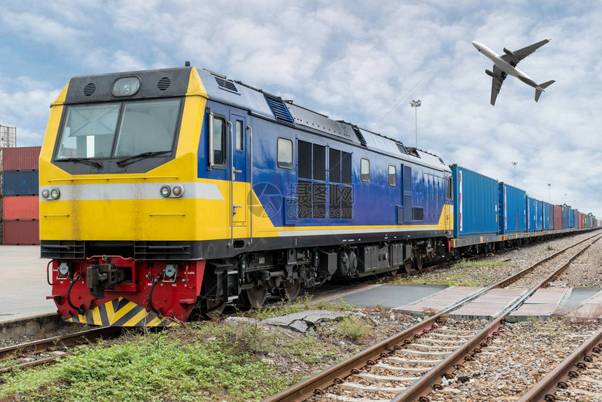 货运列车平台与货运列车集装箱与货运飞机在港口用于出口物图片