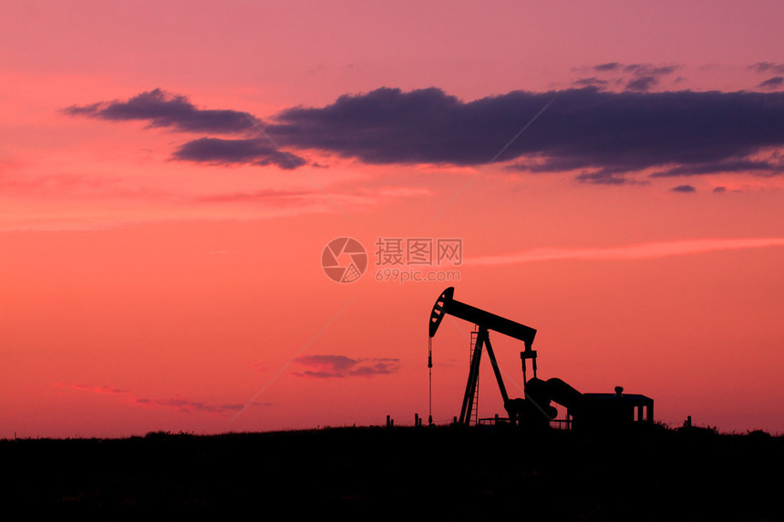 一支油泵在日落的色彩繁多的情图片