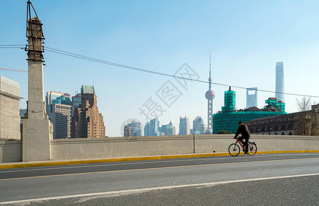 上海浦东金融区高楼和骑车共享自行车公图片
