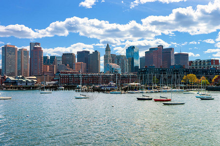 穿越查尔斯河的船只背景是美国波士顿图片