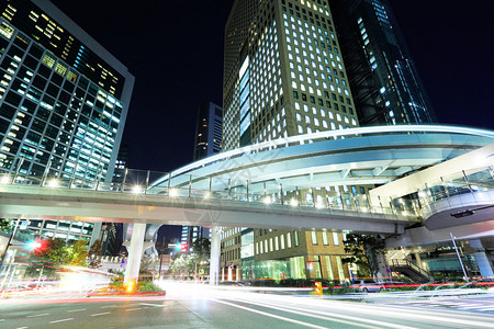 有汽车灯的东京市图片