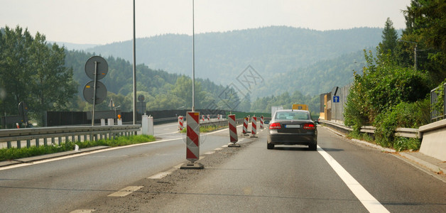 道路观景汽车路标山地图片