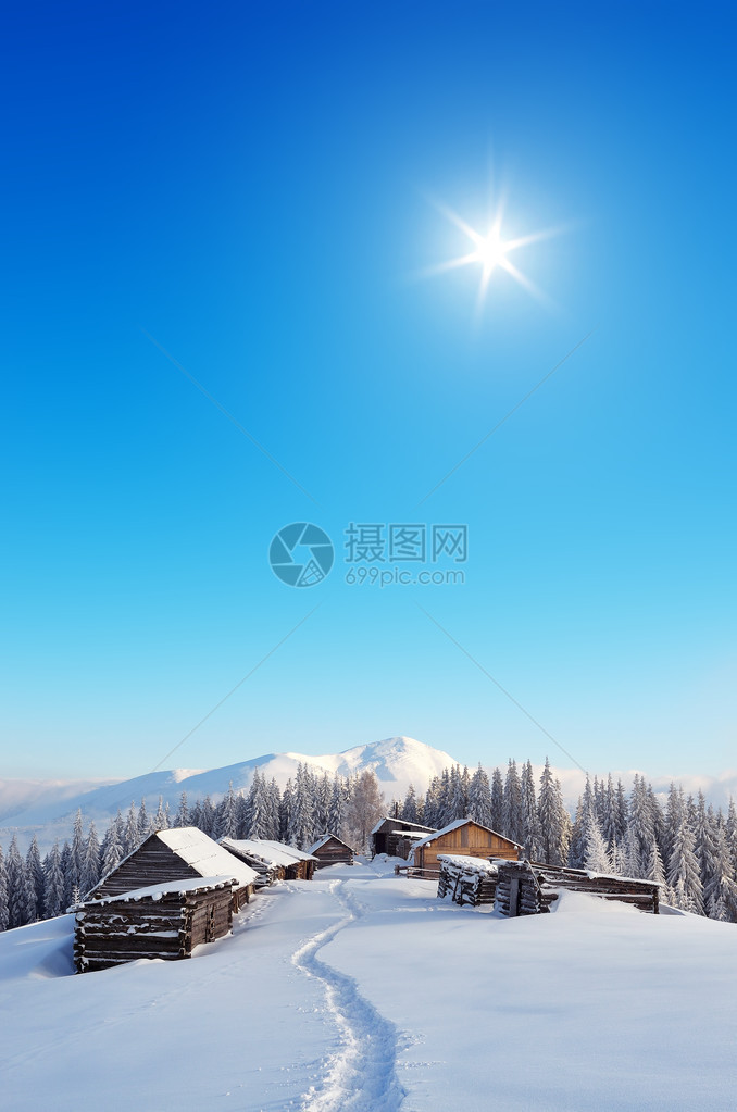 山村的冬季风景和山中小屋图片