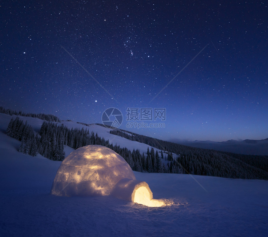 夜景与灯光雪屋极端的房子山里的冬天图片
