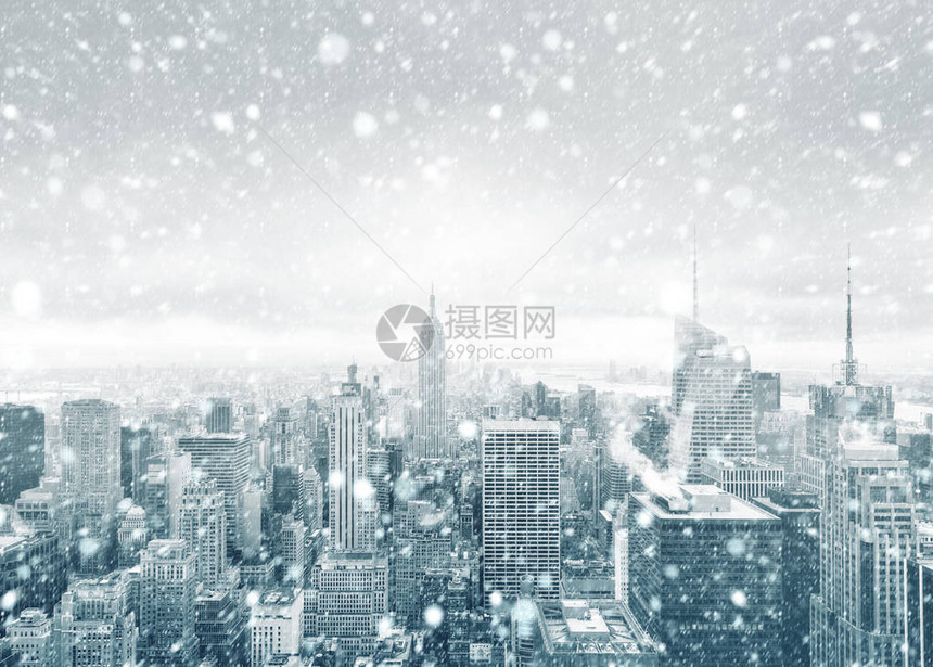 纽约市的降雪暴风雪期间的纽约市天际线曼哈顿图片