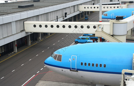 飞机停在机场航站楼门口图片