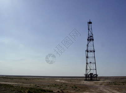 中亚哈萨克斯坦草原的废弃石油图片
