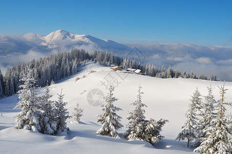 在一个阳光明媚的下午与山谷中的村庄的冬季景观图片