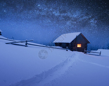 有星的夜晚圣诞景观山村的木屋图片