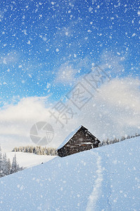 冬季风景山上有小木屋和雪崩乌克兰图片