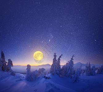 在晚上的冬季景观满月之光图片