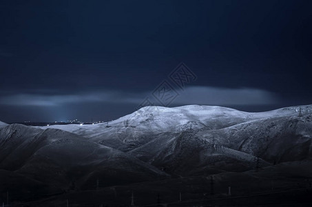 阿塞拜疆巴库雪山夜间风景图片