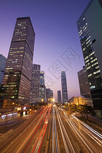 日落时分香港市中心的交通图片