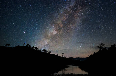 银色的风景横跨水库夜空中有图片