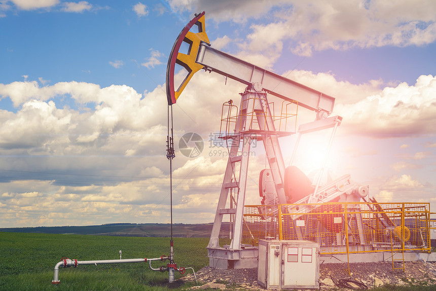 石油和天然气生产塔阳光明媚眩光图片