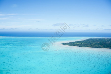 美丽的绿宝石蓝色环礁湖在热带太平洋的地平线图片