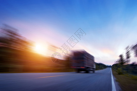 太阳升起无尽的道路偶尔看到一辆汽图片