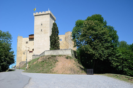 Mauvezin城堡是法国上比利牛斯省中世纪的城堡背景图片