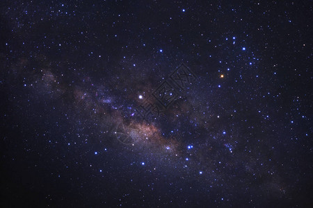 银河星系与宇宙中的恒星和空间尘埃的密图片