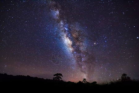 夜晚美丽的夜景星空银河图片