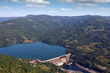 河流地貌上的水电站高清图片