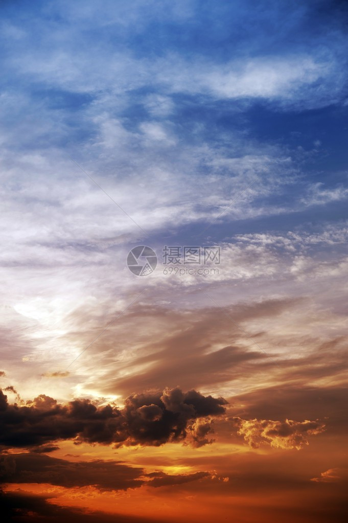 色彩多的日落天空垂直相片背景夏季日落图片
