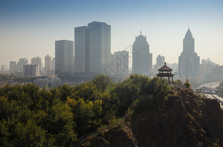 前景中有凉亭的城市图片